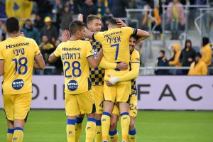 שחקני מכבי תל אביב חוגגים