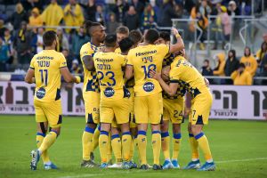 שחקני מכבי תל אביב חוגגים