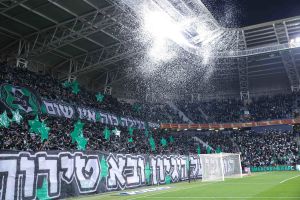 קונפטי מהיציע של אוהדי מכבי חיפה