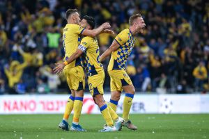 שחקני מכבי תל אביב חוגגים