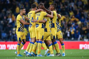 שחקני מכבי תל אביב חוגגים