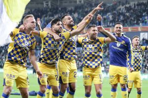 שחקני מכבי תל אביב חוגגים