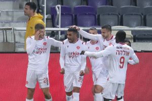 שחקני הפועל תל אביב חוגגים