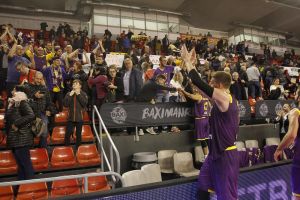 טי.ג'יי קליין, אוהדי הפועל חולון