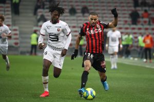 אדוארדו קמאבינגה שומר על אלייש קלוד מאוריס