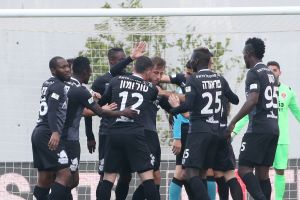 שחקני הפועל כפר סבא חוגגים