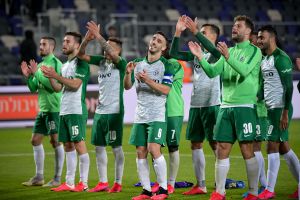 שחקני מכבי חיפה חוגגים