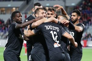 שחקני הפועל חיפה חוגגים