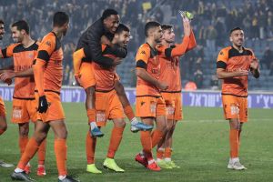 שחקני בני יהודה חוגגים