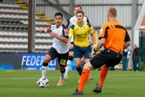 רנאן ארייאס (משמאל)