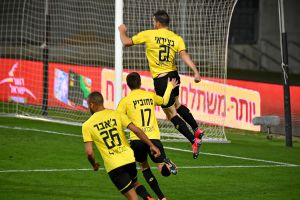 שחקני מכבי נתניה חוגגים