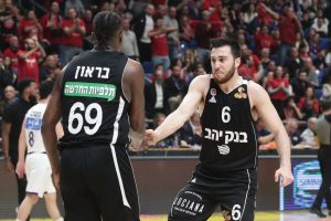 ג'ייקובן בראון, תמיר בלאט