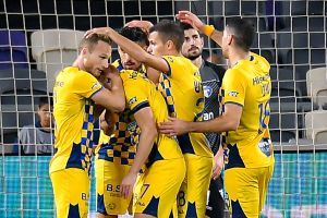 שחקני מכבי תל אביב חוגגים