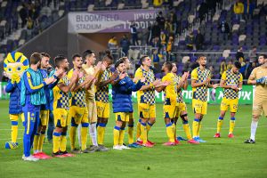 שחקני מכבי תל אביב חוגגים