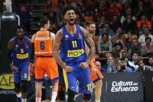 טיילר דורסי חוגג