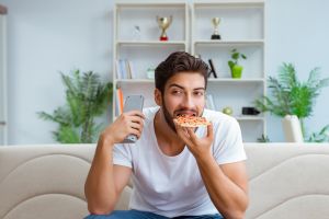 לאכול פיצה. אפשר גם כשמתאמנים