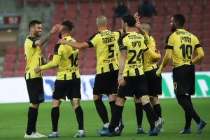 אלירן עטר חוגג עם שחקני בית"ר