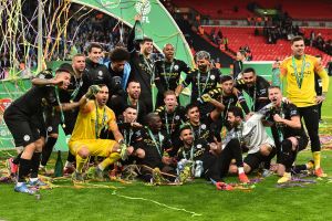 שחקני מנצ'סטר סיטי מניפים את גביע הליגה