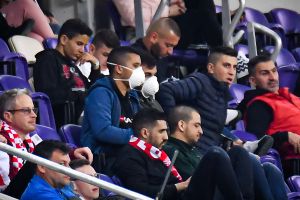 אוהדי הפועל תל אביב חוששים מנגיף הקורונה