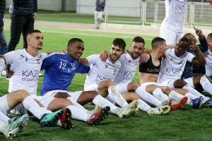 שחקני מכבי פתח תקווה חוגגים