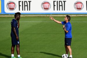 רוברוטו מנצ'יני, מריו באלוטלי