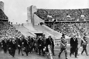 היטלר נכנס לאצטדיון האולימפי בברלין