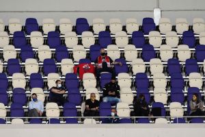 אוהדים באצטדיון בלומפילד