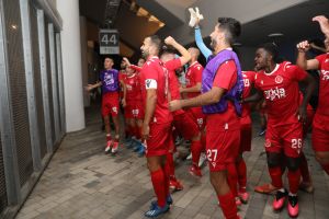 שחקני הפועל תל אביב חוגגים עם האוהדים