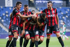 שחקני הפועל חיפה חוגגים