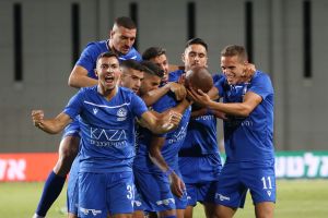 אור אינברום, דניאל גולני ושחקני מכבי פתח תקווה