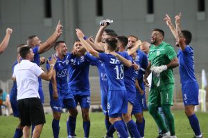 שחקני מכבי פתח תקווה חוגגים