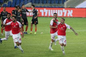 שחקני הפועל באר שבע חוגגים