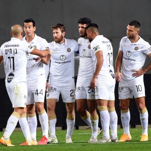 יונתן כהן חוגג עם שחקני מכבי תל אביב