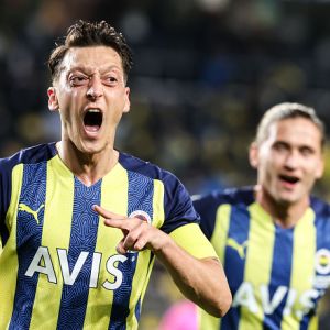 מסוט אוזיל חוגג