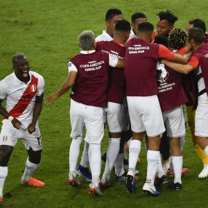 שחקני נבחרת פרו חוגגים