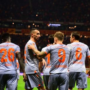 שחקני בשאקשהיר חוגגים