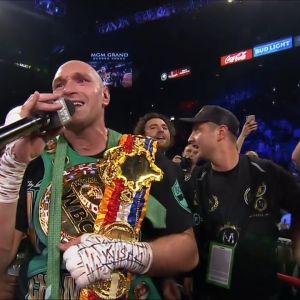 פיורי חוגג ניצחון בשירה עם הקהל