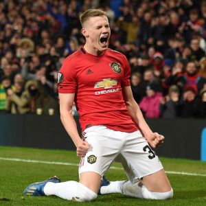 סקוט מקטומיניי חוגג