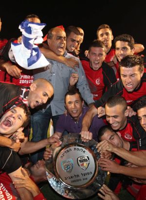 שחקני הפועל תל אביב חוגגים אליפות 2010