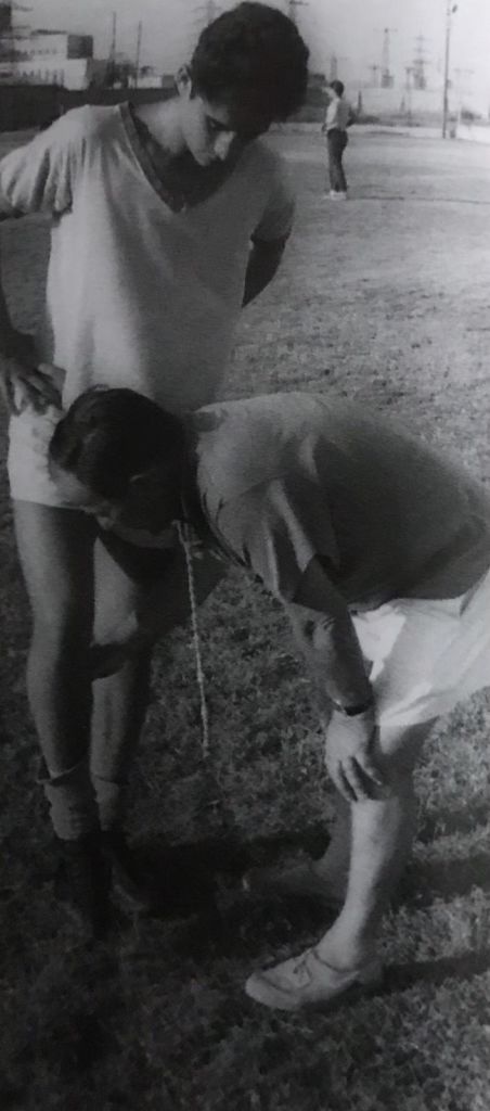 ג’רי בית הלוי בודק את רגלו של שפיגל