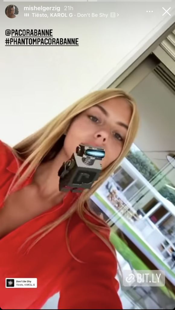 מישל גרציג - ברקע החצר המפוארת