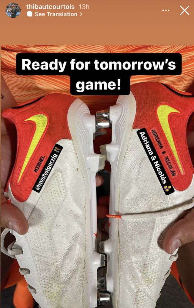 מישל חרוטה על הנעליים של קורטואה