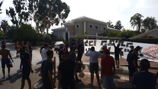 מחאת אוהדי הפועל ת"א מול ביתו של ניסנוב