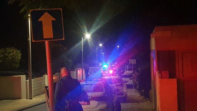 משטרת ישראל מחוץ לביתו של טביב בכפר שמריהו