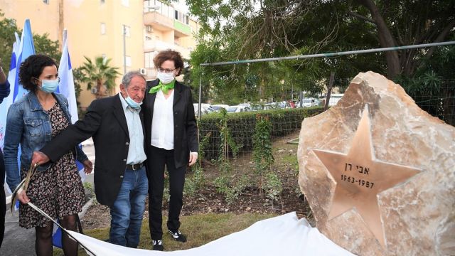 This image has an empty alt attribute; its file name is 1056595