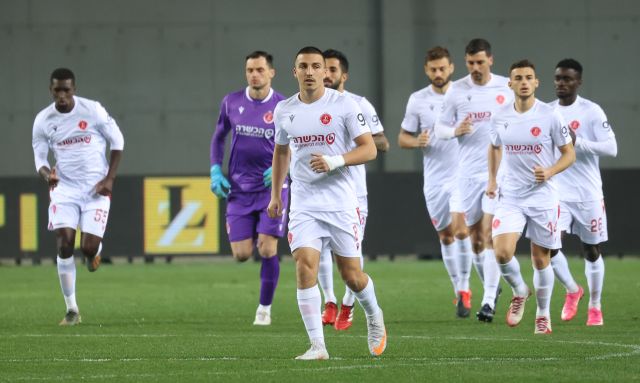 אושר דוידה עם שחקני הפועל תל אביב