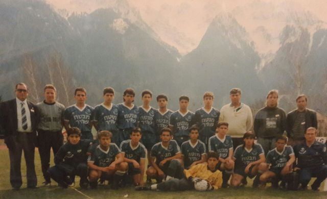 מוטי קקון בקבוצת הנוער של הפועל פ"ת ב-1989 בשווייץ