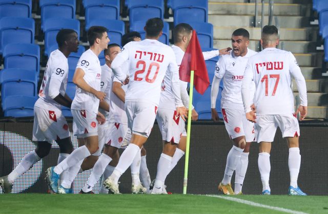 רז שלמה חוגג עם שחקני הפועל תל אביב