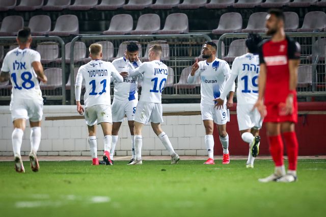 אופיר מזרחי חוגג עם שחקני הפועל קריית שמונה