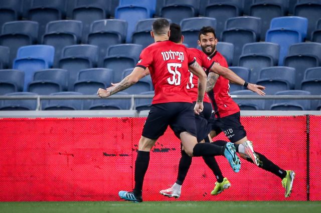 חנן ממן חוגג עם שחקני הפועל חיפה